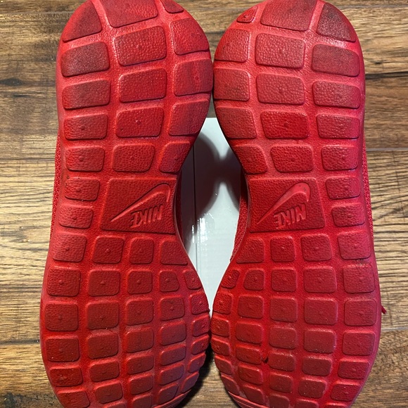 Tripe Red Nike Roshe Size 9 - Picture 2 of 5